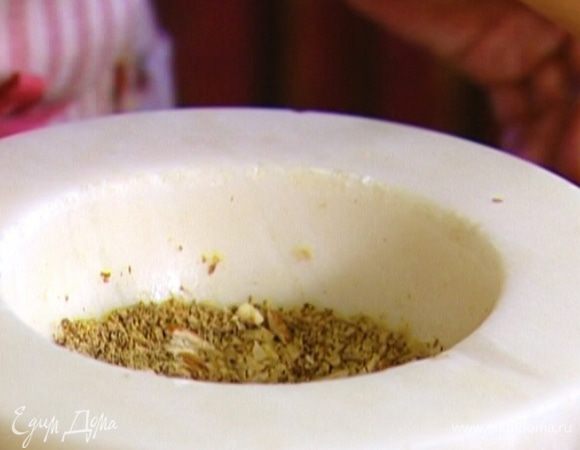 Льняное семя, миндаль и семена подсолнуха растереть в ступке (не обязательно очень мелко).