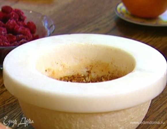 Добавить корицу и мускатный орех, все перемешать.