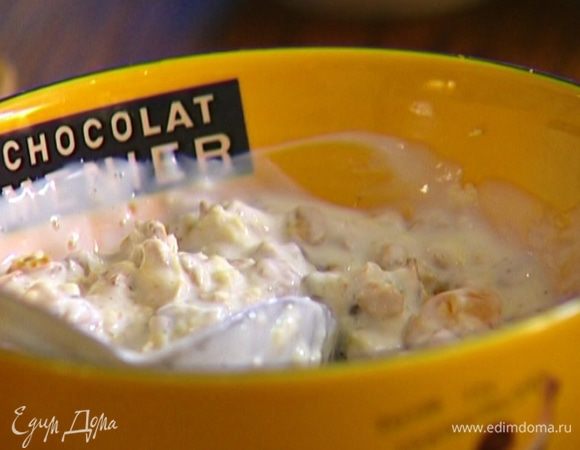 Инжир и курагу измельчить и добавить к хлопьям.