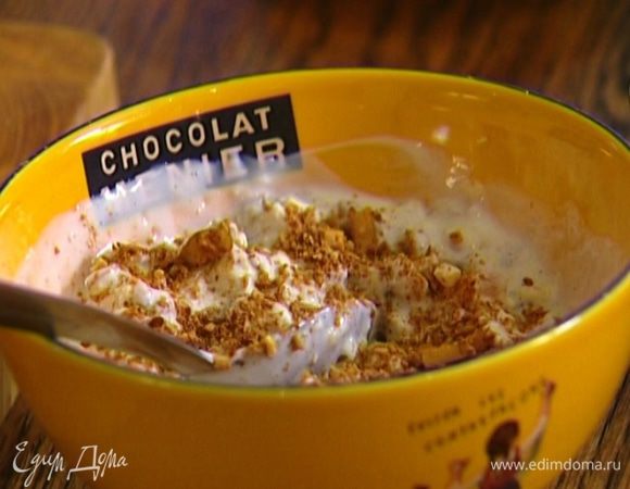 Присыпать ореховой смесью.