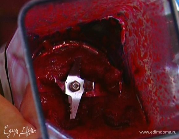 Из вишни удалить косточки, мякоть измельчить в блендере вместе с сахаром.