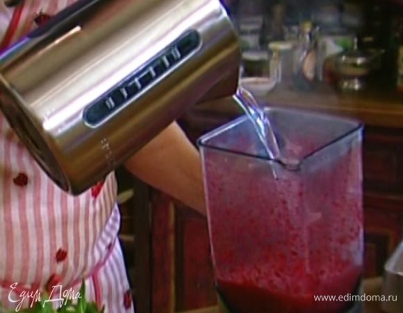 Залить измельченную вишню 300 мл кипятка.