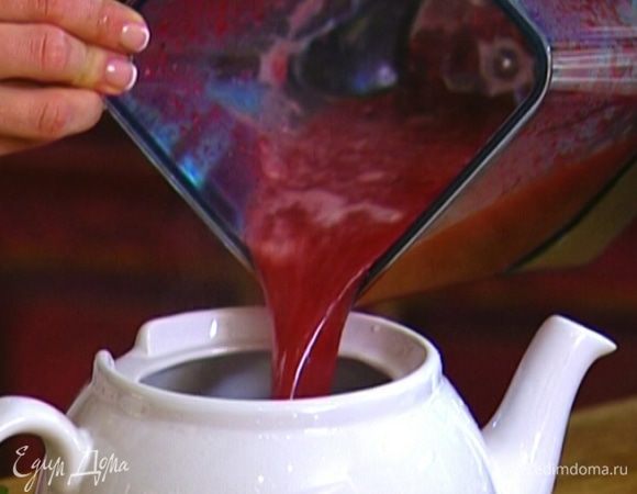 В заварочный чайник выложить листья мяты, добавить мед, залить все вишневой водой, перемешать и дать настояться.