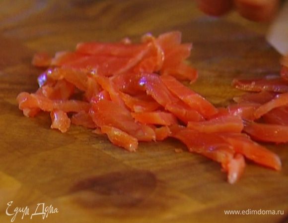 Ломтики семги нарезать узкими полосками.