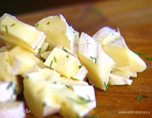 Сыр нарезать небольшими кубиками. 