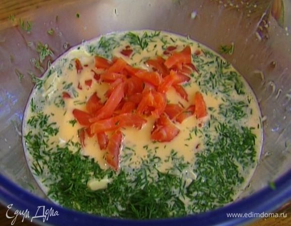 Яйца взбить миксером. Когда они увеличатся в объеме, посолить, поперчить, влить сливки и еще немного взбить. Затем добавить сыр, семгу, укроп и вымешать.