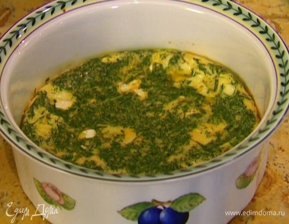 Керамическую форму смазать оливковым маслом, влить яичную массу и запекать фриттату в разогретой духовке 15–20 минут.