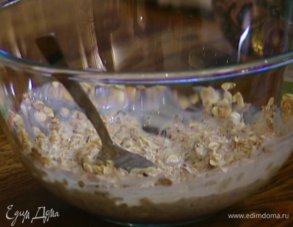 Хлопья залить кефиром, перемешать.