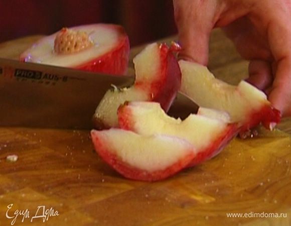 Персики, удалив косточки, нарезать тонкими ломтиками.