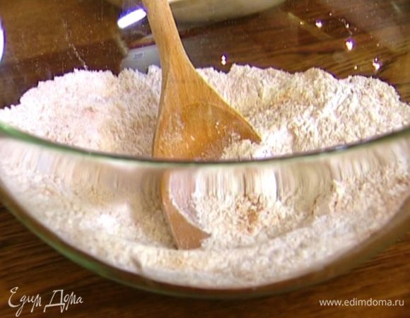 Муку соединить с разрыхлителем, солью, корицей, мускатным орехом и перемешать.