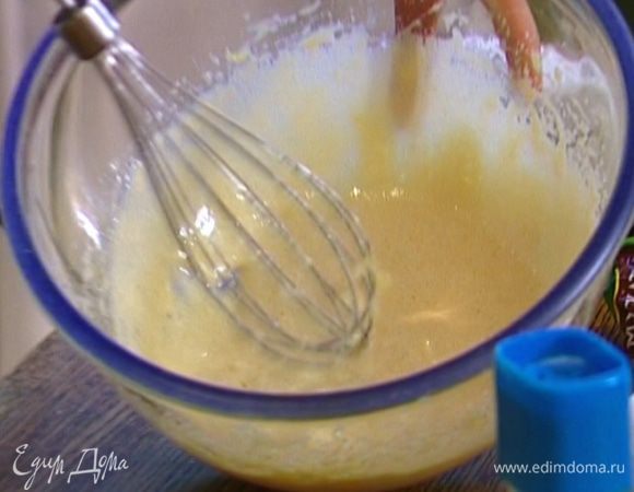 Яйцо взбить с сахаром в пышную, светлую массу. 