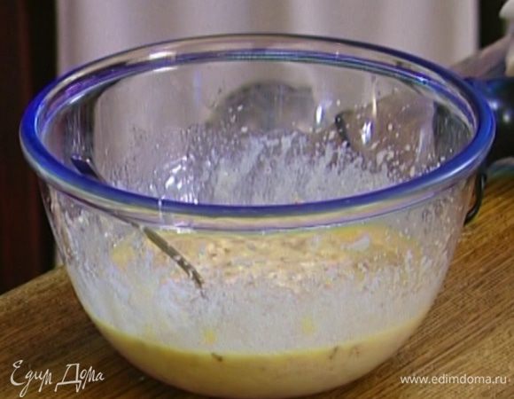 Добавить замоченные хлопья, влить растопленное масло (немного оставить для смазки) и перемешать. 