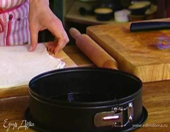 Форму для выпечки смазать оливковым маслом.