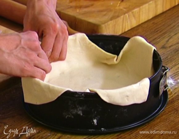 Тесто раскатать и выложить в форму для выпечки так, чтобы получились бортики.