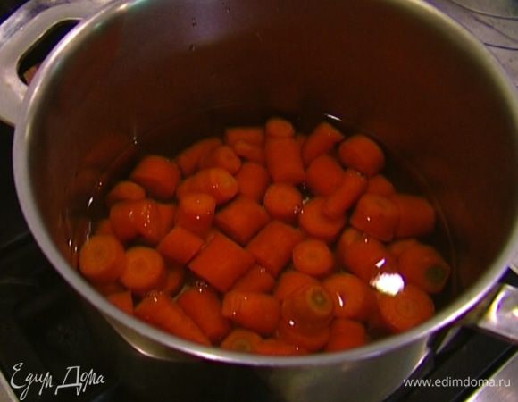 Морковь почистить, порезать на несколько частей, выложить в кастрюлю, залить водой, довести до кипения и варить 8–10 минут. 