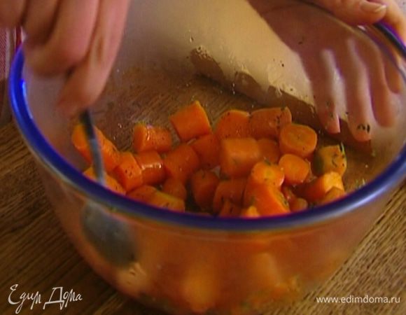 Откинуть готовую морковь на дуршлаг, затем переложить в миску, добавить мед, листья тимьяна, посолить, поперчить, все перемешать.