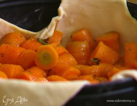 Выложить морковь на тесто, распределив ровным слоем и отправить форму в разогретую духовку на 25-30 минут.