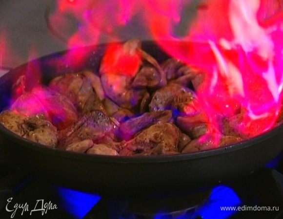 Разогреть в сковороде 1 ч. ложку оливкового масла и обжаривать куриную печенку 4–5 минут, затем влить коньяк.