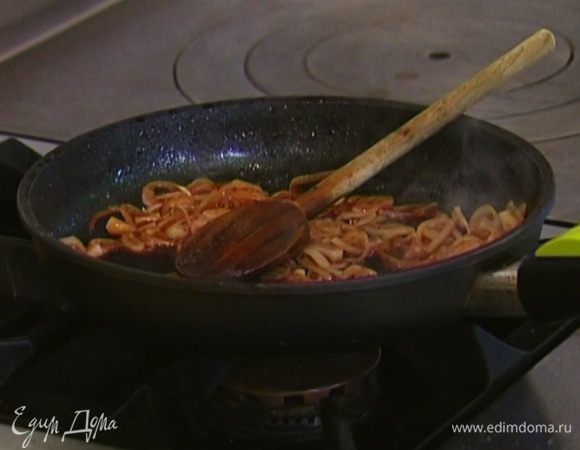 В сковороду, где жарилась печень, добавить оставшееся оливковое масло, разогреть и обжарить лук до золотистого цвета, затем влить мадеру, посолить и поперчить.