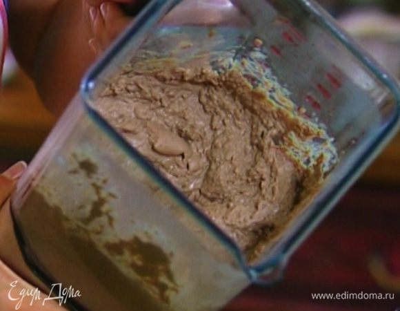 Печень вместе с луком измельчить в блендере, затем добавить предварительно размягченное сливочное масло и продолжать взбивать до получения однородной массы.