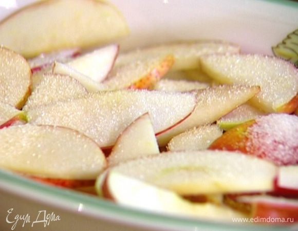 Яблоки и груши, удалив сердцевину, нарезать тонкими дольками, выложить в керамическую жаропрочную форму, присыпать 2–3 ч. ложками сахара и полить растопленным сливочным маслом.