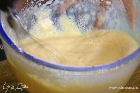 Приготовить тесто: яйца взбить с оставшимся сахаром, затем, не прекращая взбивать, влить молоко, ввести муку и взбивать все на медленной скорости до однородного состояния.