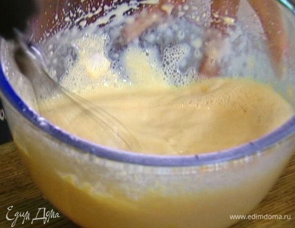 Приготовить тесто: яйца взбить с оставшимся сахаром, затем, не прекращая взбивать, влить молоко, ввести муку и взбивать все на медленной скорости до однородного состояния.