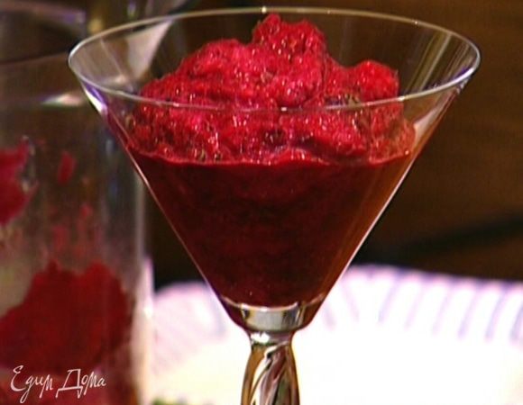 В блендере измельчить свеклу, грушу и шпинат в пюре. 
Подавать в бокале.
