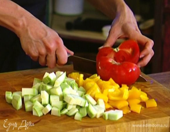 Кабачок и помидор нарезать небольшими кубиками. 