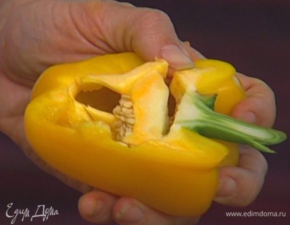 Сладкий перец, удалив плодоножку и семена, нарезать небольшими кусочками. 