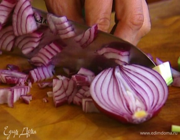 Лук почистить и измельчить.