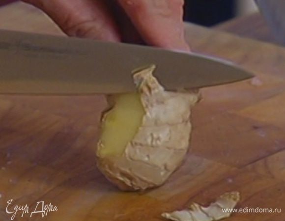 Имбирь почистить и натереть на крупной терке.