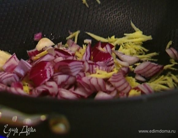 Разогреть в воке или обычной глубокой сковороде оливковое масло, выложить имбирь, чеснок, лук и обжаривать 1 минуту. 