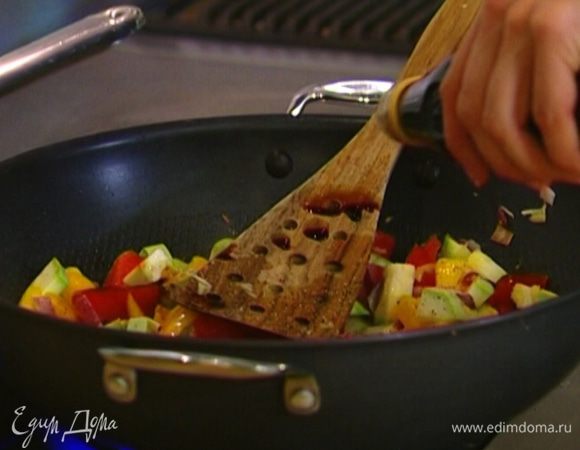 Посолить, поперчить, влить бальзамический уксус, все перемешать. 