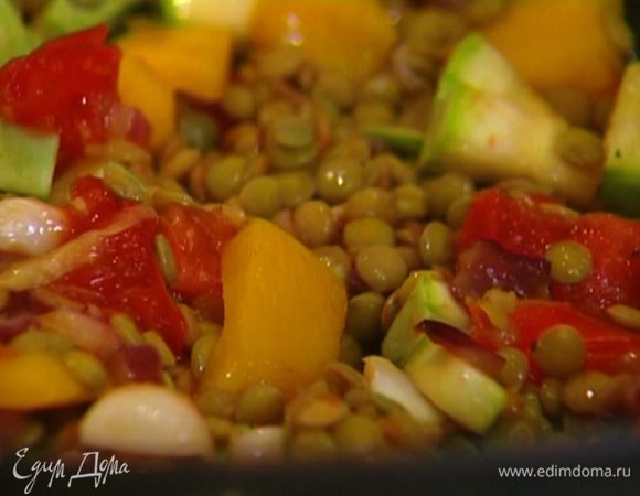 Добавить отваренную чечевицу, перемешать и прогревать еще пару минут.