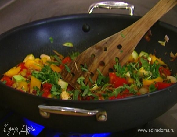 Зелень мелко порубить, добавить в салат и подавать.