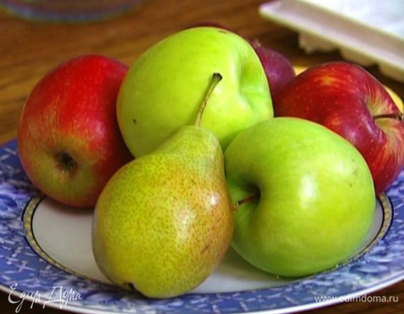 Грушу и яблоко, удалив сердцевину, порезать дольками.	