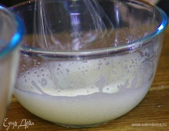 Приготовить тесто для кляра: предварительно охлажденный белок со щепоткой соли взбить в крепкую, гладкую пену. 