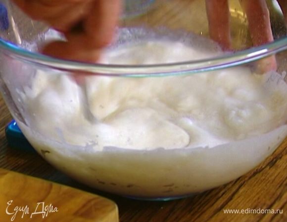 Ледяную минеральную воду влить в муку, непрерывно помешивая. 