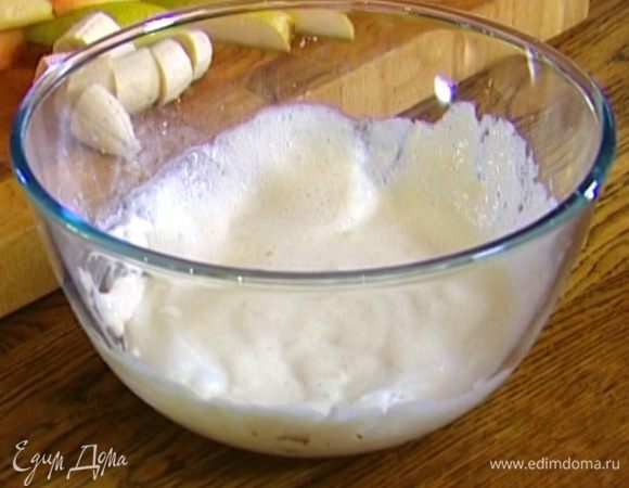 Ввести взбитый белок в тесто, оно должно получиться довольно жидким.