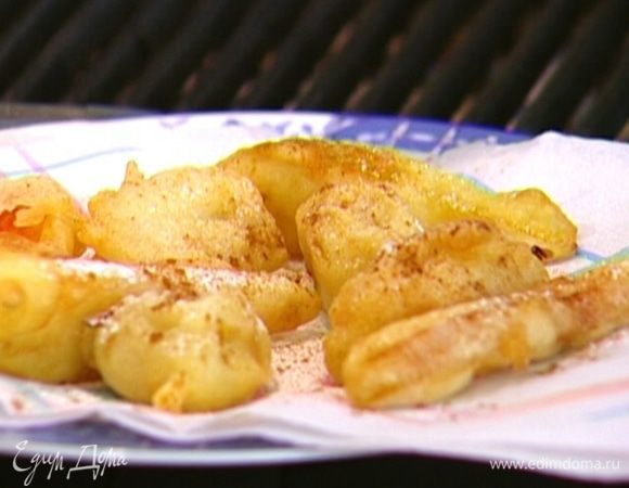 В небольшой кастрюле разогреть оливковое масло для фритюра. Кусочки фруктов опускать в тесто и жарить в раскаленном оливковом масле до золотистого цвета, а затем выкладывать на бумажное полотенце, чтобы убрать излишки жира.