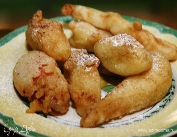 Готовые, еще горячие фрукты присыпать оставшейся сахарной пудрой и корицей.