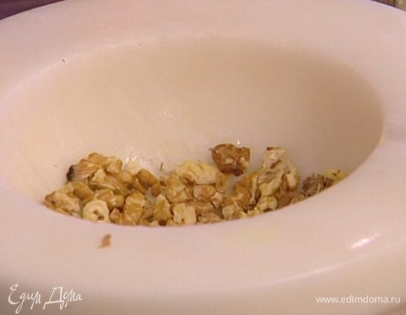 Грецкие орехи слегка измельчить.
