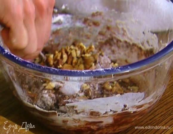Ввести муку, яйца, измельченные грецкие орехи и перемешать.