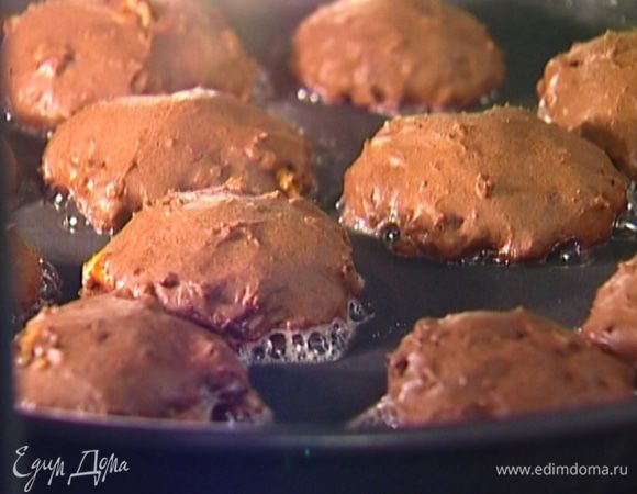 Противень смазать оливковым маслом.