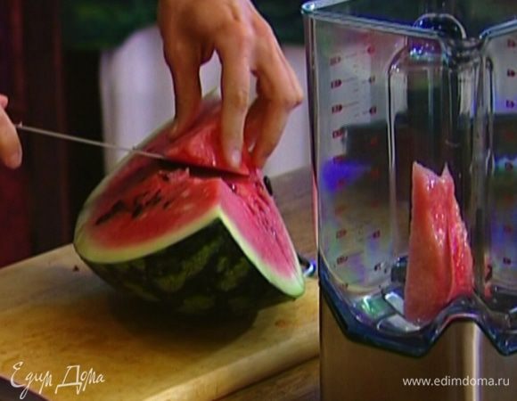 Четвертинку арбуза очистить от кожуры, из мякоти удалить косточки.