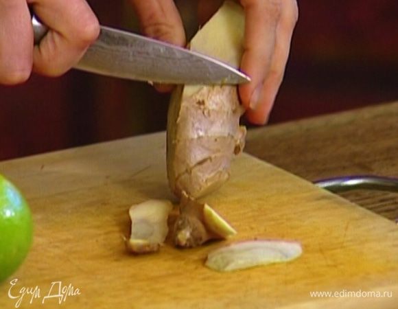 Имбирь почистить и измельчить в блендере. 