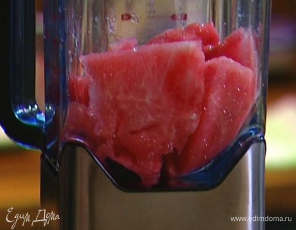 Добавить в блендер мякоть арбуза, выжать сок лайма и все вместе взбить.