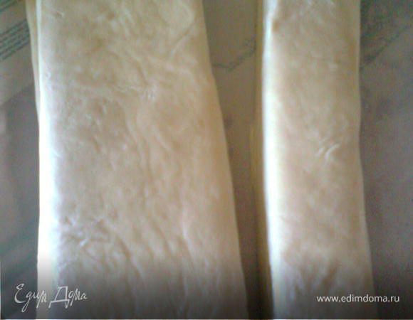 Тесто разморозить,разделить на две части.Одну на 1/3,вторую на 2/3.