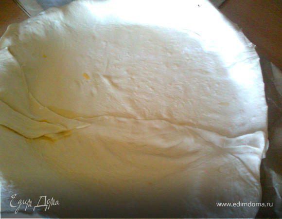 Большую часть теста тонко раскатать и застелить форму.